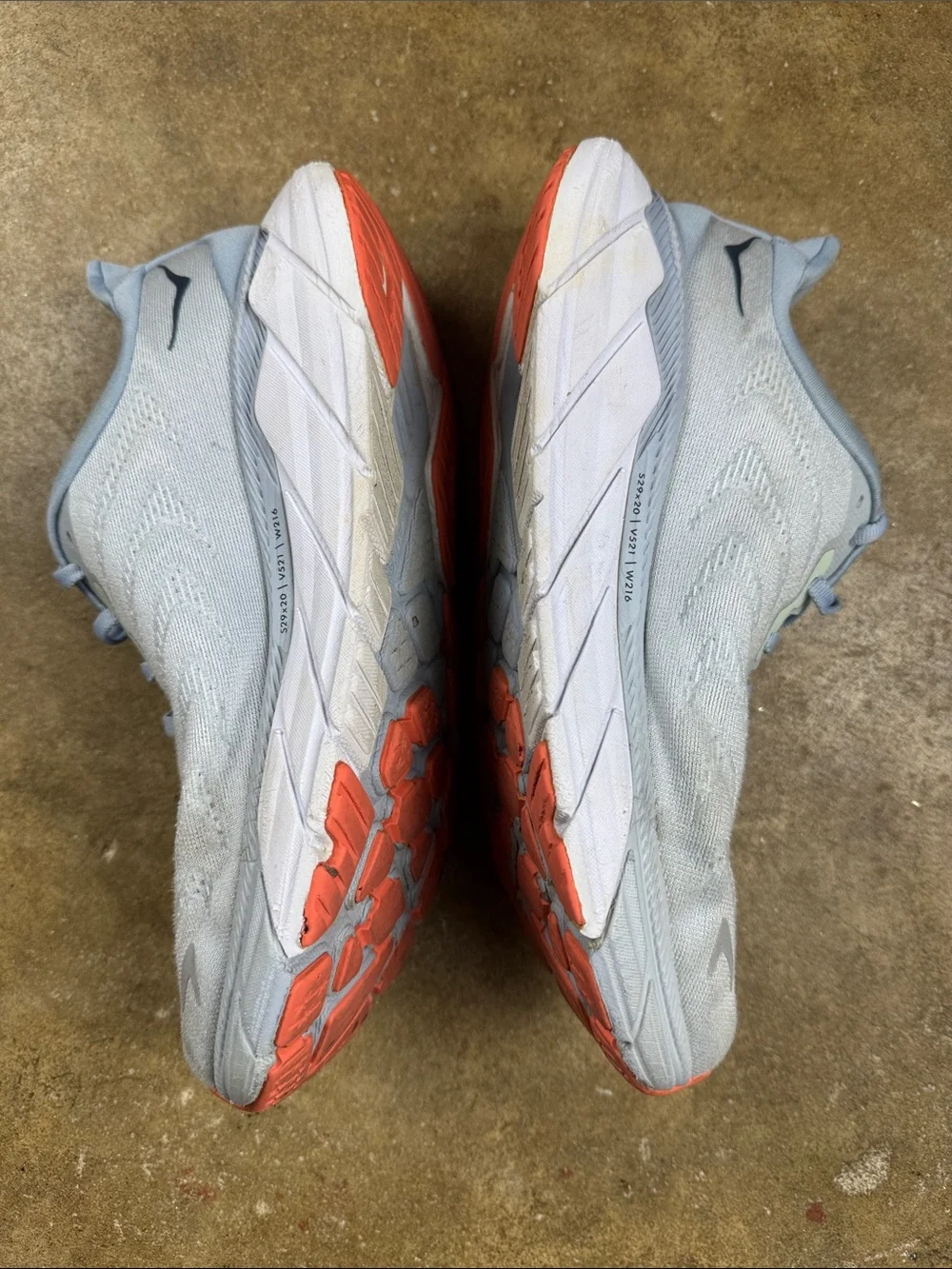 Hoka Arahi 6  Light Blue Lace-Up Running Shoes with Subtle Coral Accent Size: 9